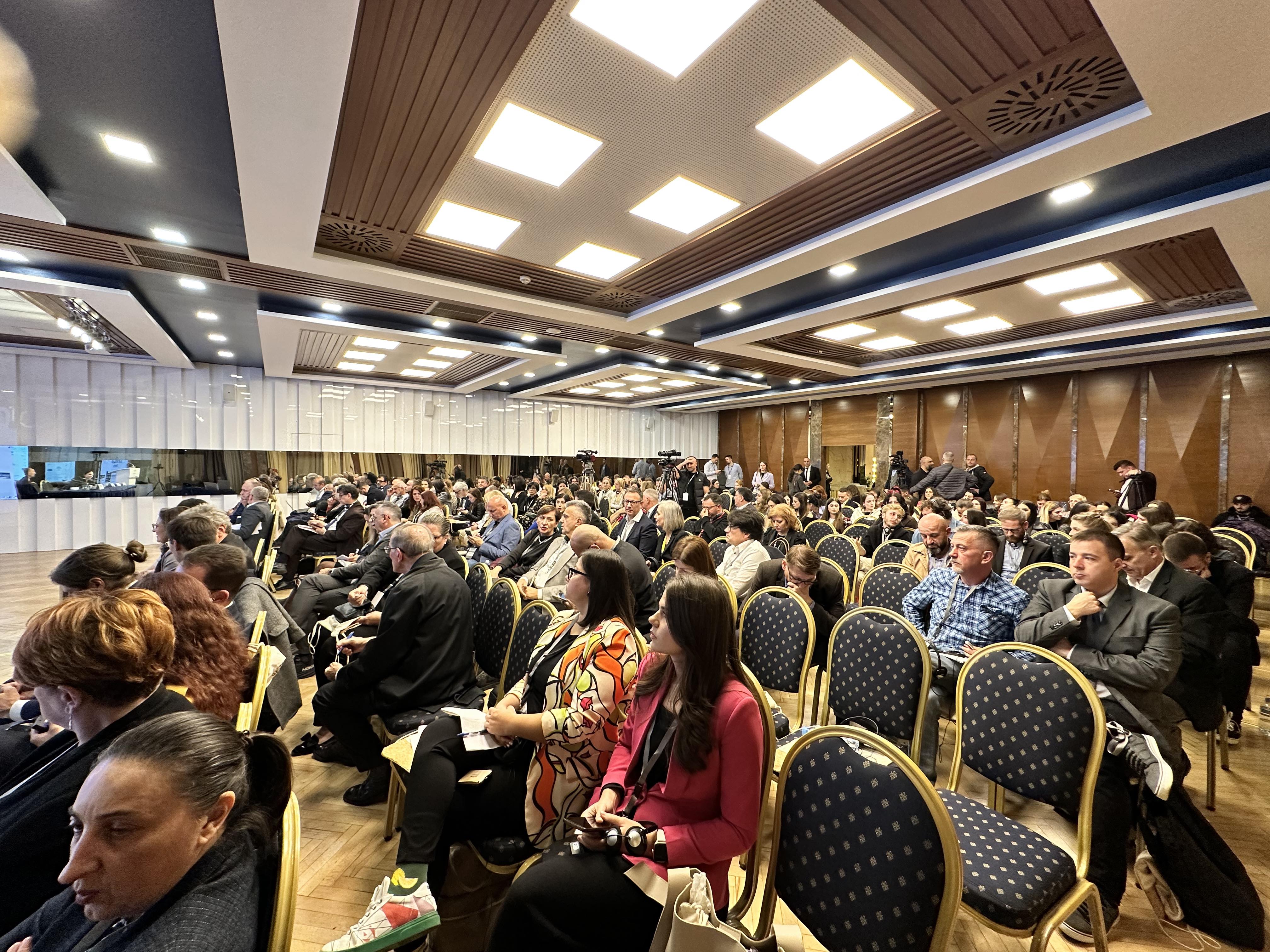 Tirana, SOUTH EAST EUROPE MEDIA FORUM:  Conferinta internationala "Jurnalismul va supravietui! Riscuri si oportunitati pentru viitor" .