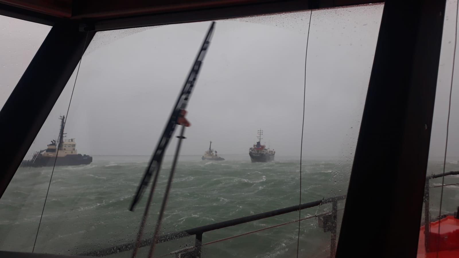 Capitănia Portului Constanţa a intervenit cu remorchere pentru a salva o navă în pericol de scufundare.