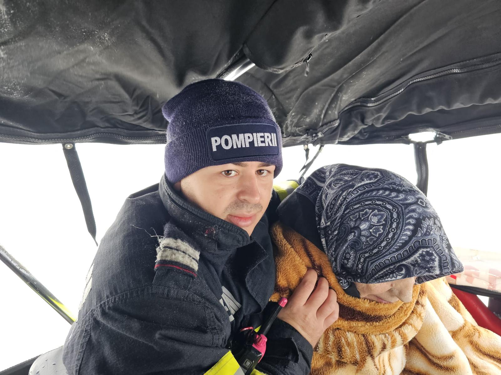Echipajele ISU Dobrogea intervin pe drumurile din județul Constanța, unde peste 100 de persoane sunt blocate în zăpadă