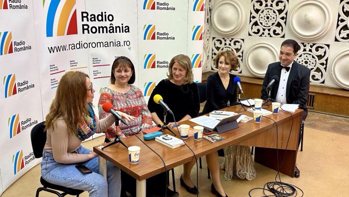 Invitații Serviciului de noapte, în studioul "Tanti Radio": Monica Ghiță-Stoica jurnalistă la Radio România (stânga), Simona Antonescu, scriitoare, Maria Țoghină, realizatoarea emisiunii, Miruna Ionescu, artist și Valentin Albeșteanu, Taraful de Oraș.