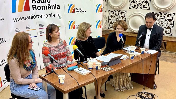 Invitații Serviciului de noapte, în studioul "Tanti Radio": Monica Ghiță-Stoica jurnalistă la Radio România, Simona Antonescu, scriitoare, Maria Țoghină, realizatoarea emisiunii, Miruna Ionescu, artist și Valentin Albeșteanu, Taraful de Oraș.