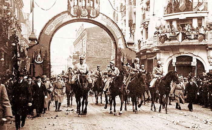 Intrarea triumfală în Bucureşti a Regelui Ferdinand I şi Reginei Maria alături de gen. Henri Mathias Berthelot, comandantul Armatei Orientale