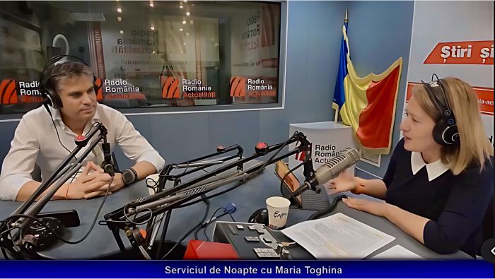 Dr.Florin Lăzărescu în studioul Serviciului de noapte, alături de Maria Țoghină, realizatoarea emisiunii.