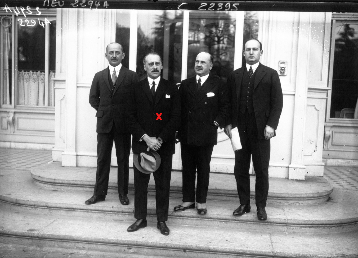 delegaţia română la Conferinţa de la Lausanne, 1922, de la stânga la dreapta: col. Dimitrescu, I.G. Duca (marcat cu X), Constantin Diamandi, Constantinescu