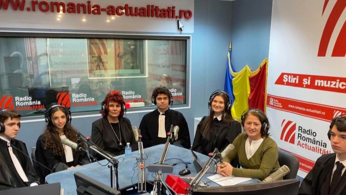 Elevii Complexului Educational Laude-Reut, alături de fondatoarea Complexului, Tova Ben-Nun Cherbis, în studioul Serviciului de Noapte cu Maria Țoghină