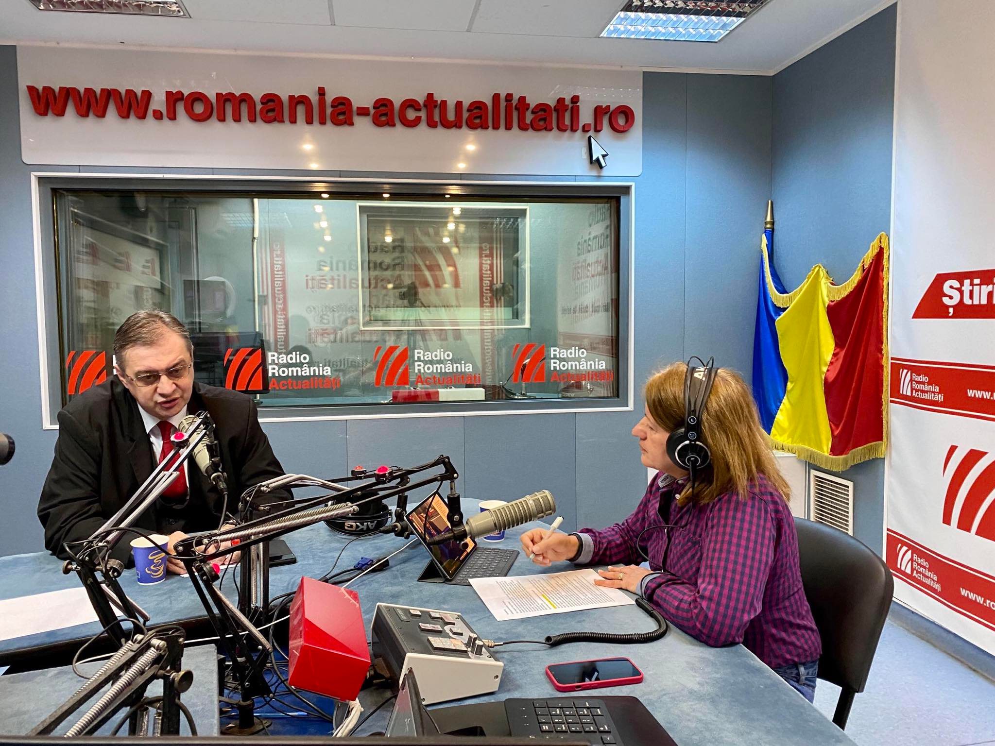 Prof.univ. Iulian Chifu, în studioul Serviciului de noapte cu Maria Țoghină.
