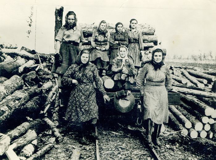 Grup de femei din Basarabia deportate în Siberia la lucrări de defrişare