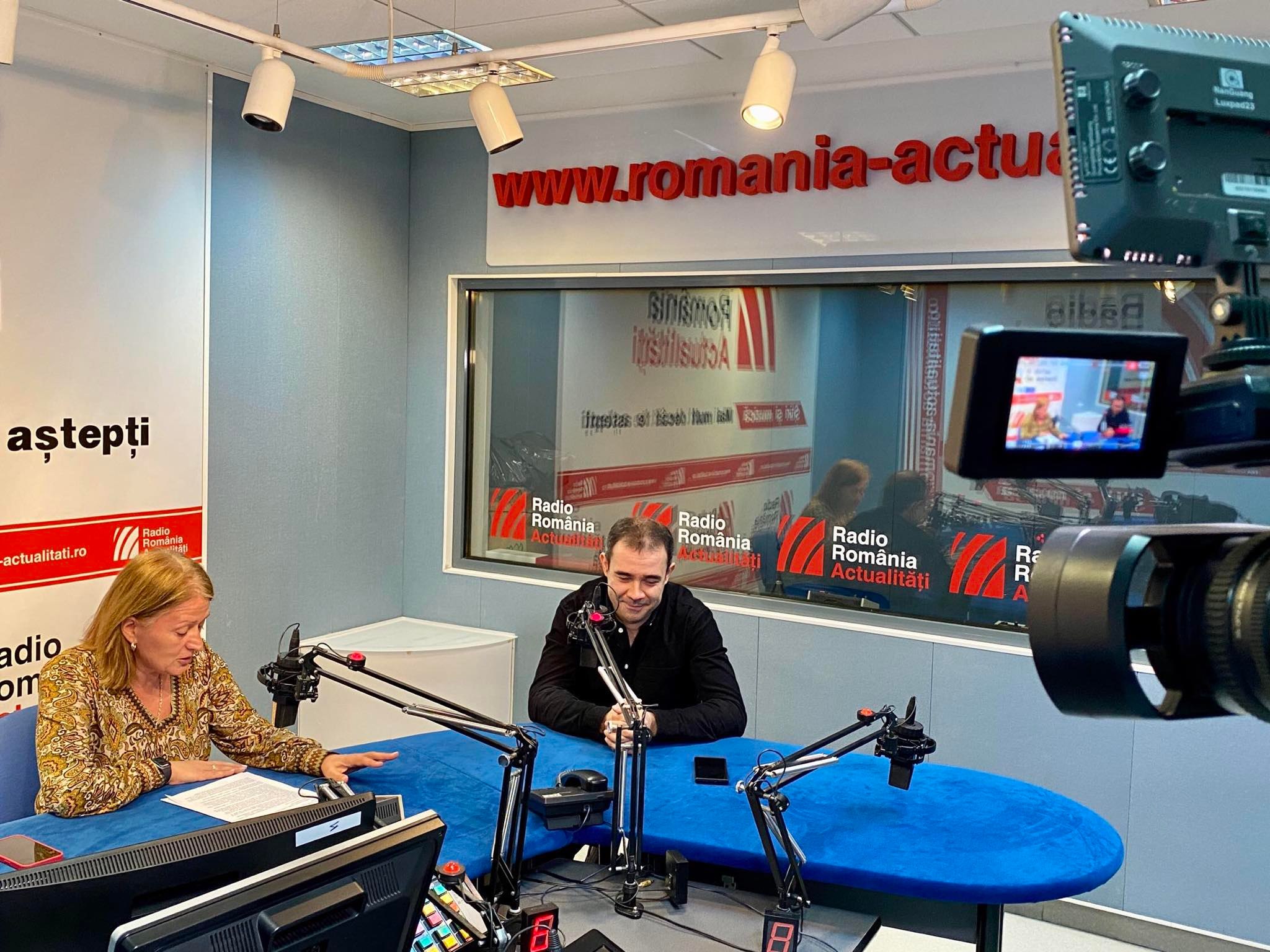 Muzicianul Andrei Tudor, în studioul Serviciului de noapte, alături de realizatoarea emisiunii, Maria Țoghină.