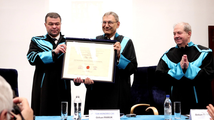 Scriitorul turc Orhan Pamuk (centru) a primit titlul de Doctor Honoris Causa al Universităţii de Vest din Timişoara.