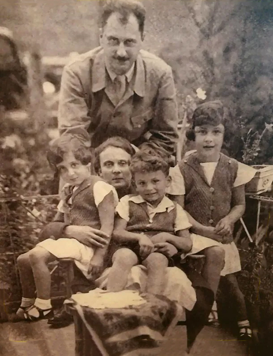 Istoricul într-o fotografie de familie.