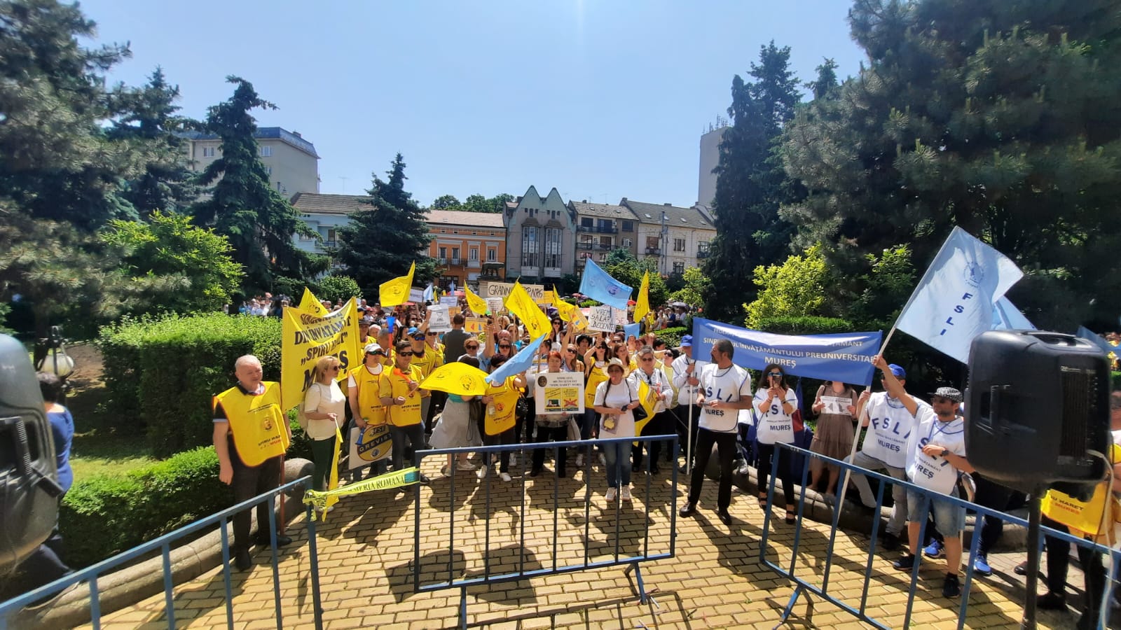 Peste 1.000 de angajaţi din învăţământ şi nu numai afiliaţi la CNSLR Frăţia şi CSDR au protestat la Târgu Mureş.