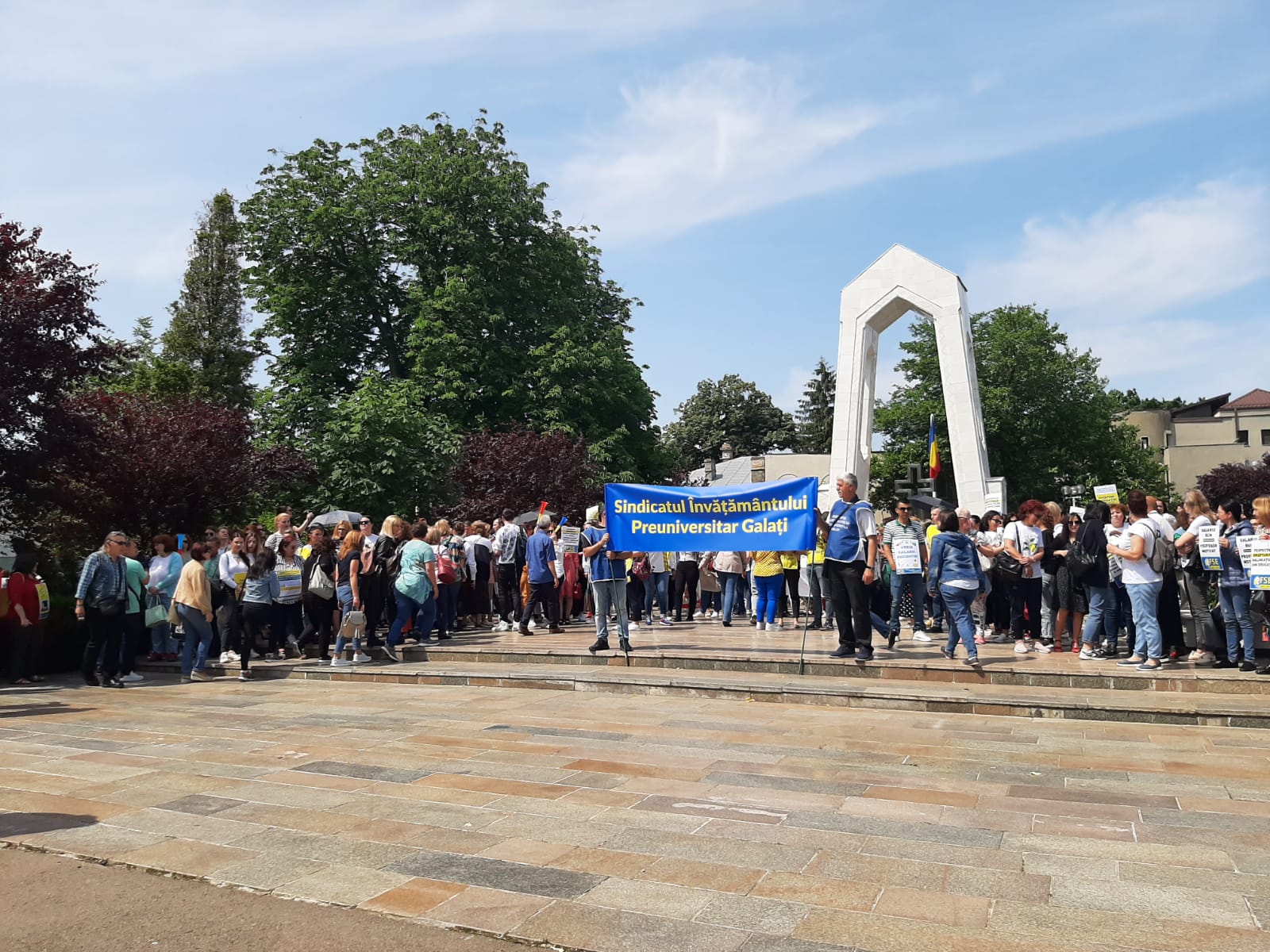 Câteva sute de angajati din învățământ pichetează, astăzi, sediul Prefecturii Galați, actiune organizată de Sindicatul din Învățământul Preuniversitar.