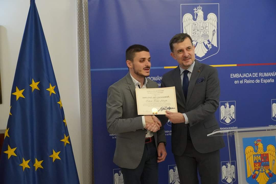 Ionuț Abagiu împreună  cu ambasadorul României la Madrid, George Bologan.