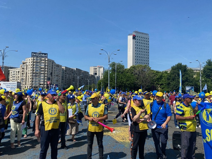 Angajații din sănătate protestează în Piața Victoriei din Capitală.
