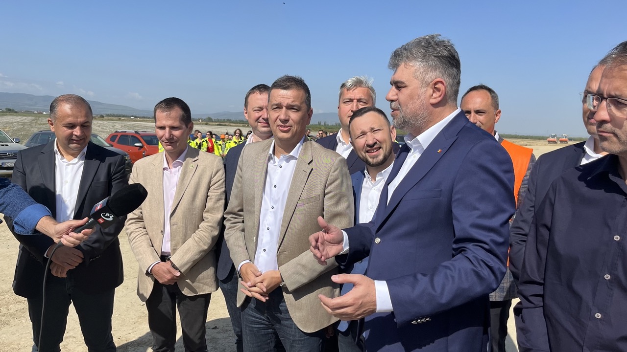 Premierul Marcel Ciolacu (dreapta) și ministrul transporturilor Sorin Grindeanu, pe șantierele de pe Autostrada Moldovei A7.