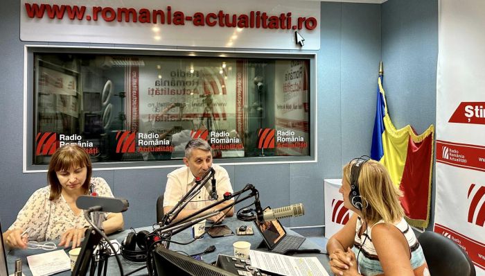 Lector univ. Daniela Vișoianu, expert în educație și Iulian Cristache, președintele Federației Naționale a Părinților, în studioul Serviciului de noapte, alături de realizatoarea emisiunii, Maria Țoghină.