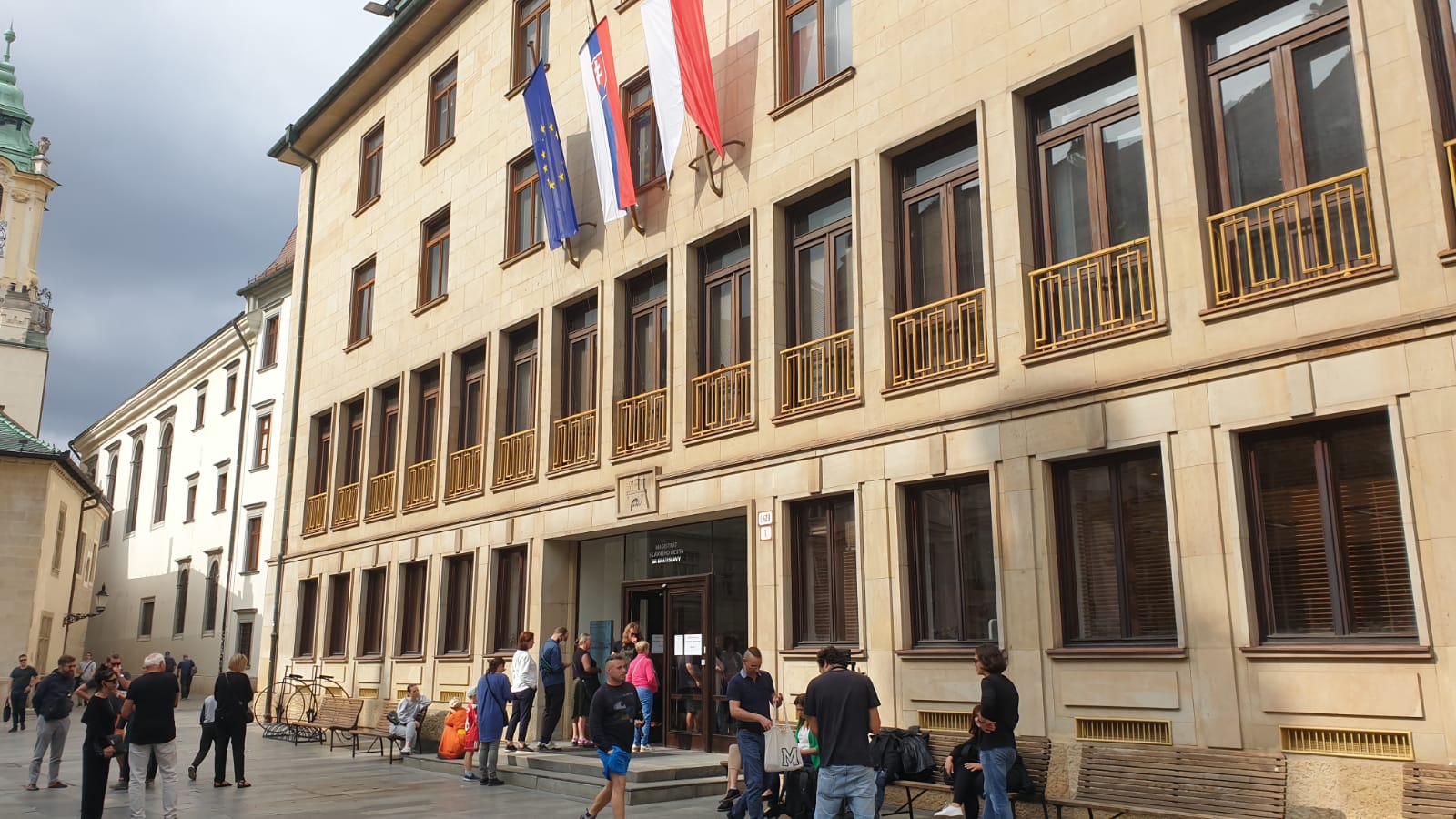 Alegeri parlamentare anticipate în Slovacia: coadă la o secție de votare din centrul istoric al Bratislavei, 30 septembrie 2023.