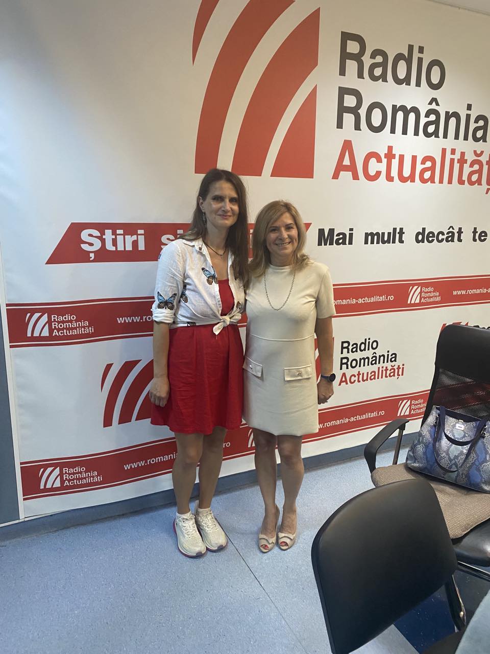 Cătălina Florescu, în studioul Radio România Actualități, alături de Luminița Voinea (RRA).