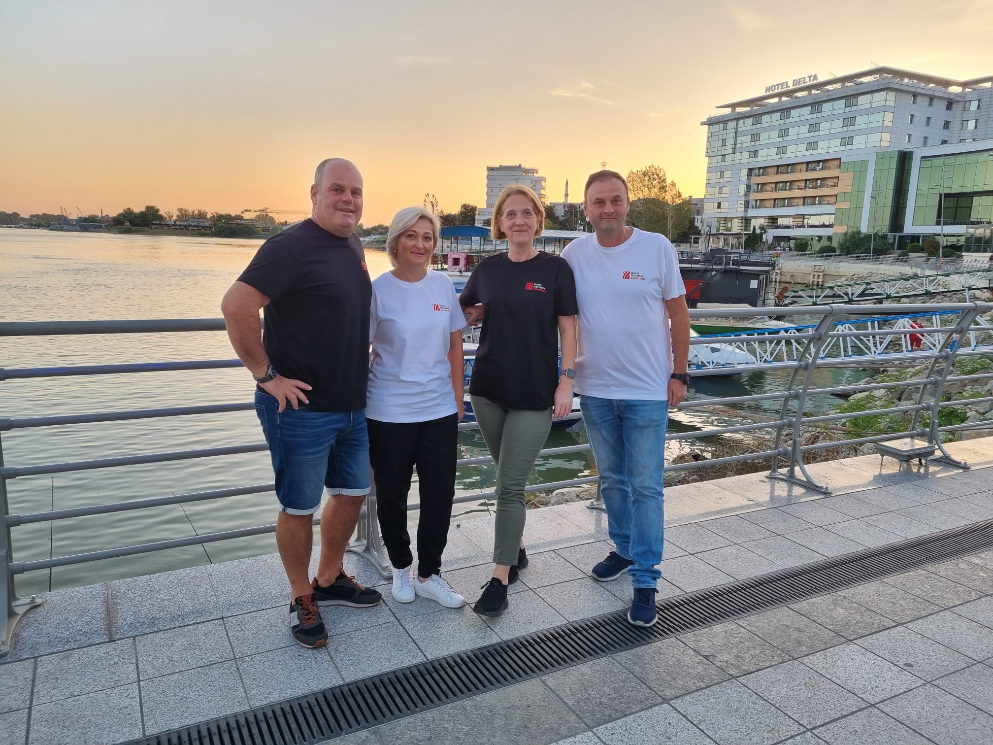 Cătălin Cîrnu, Daniela Petrican, Viorela Pănculescu și Cătălin Radu pe faleza Dunării din Tulcea.