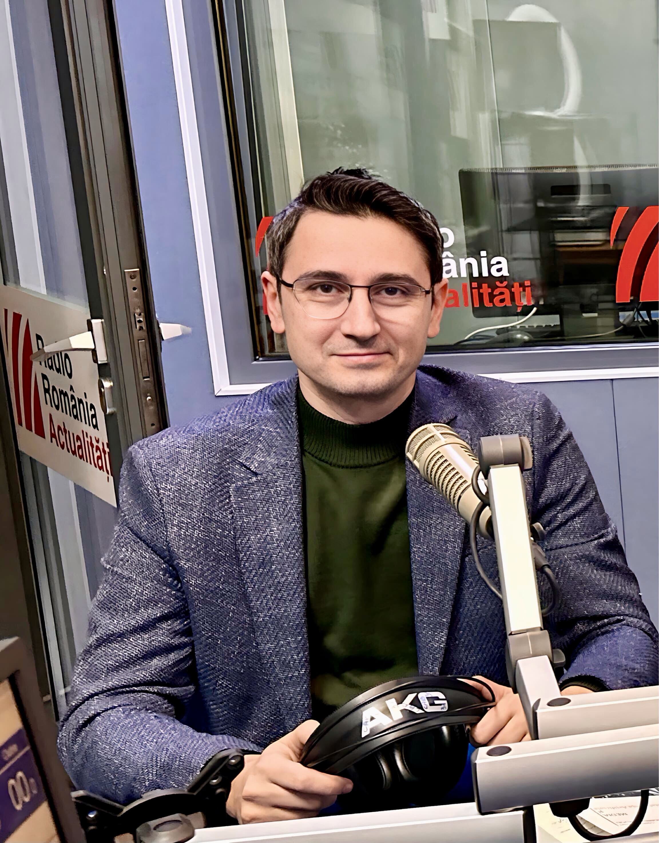 Antonio Momoc în studioul Serviciuluid de noapte cu Maria Țoghină.