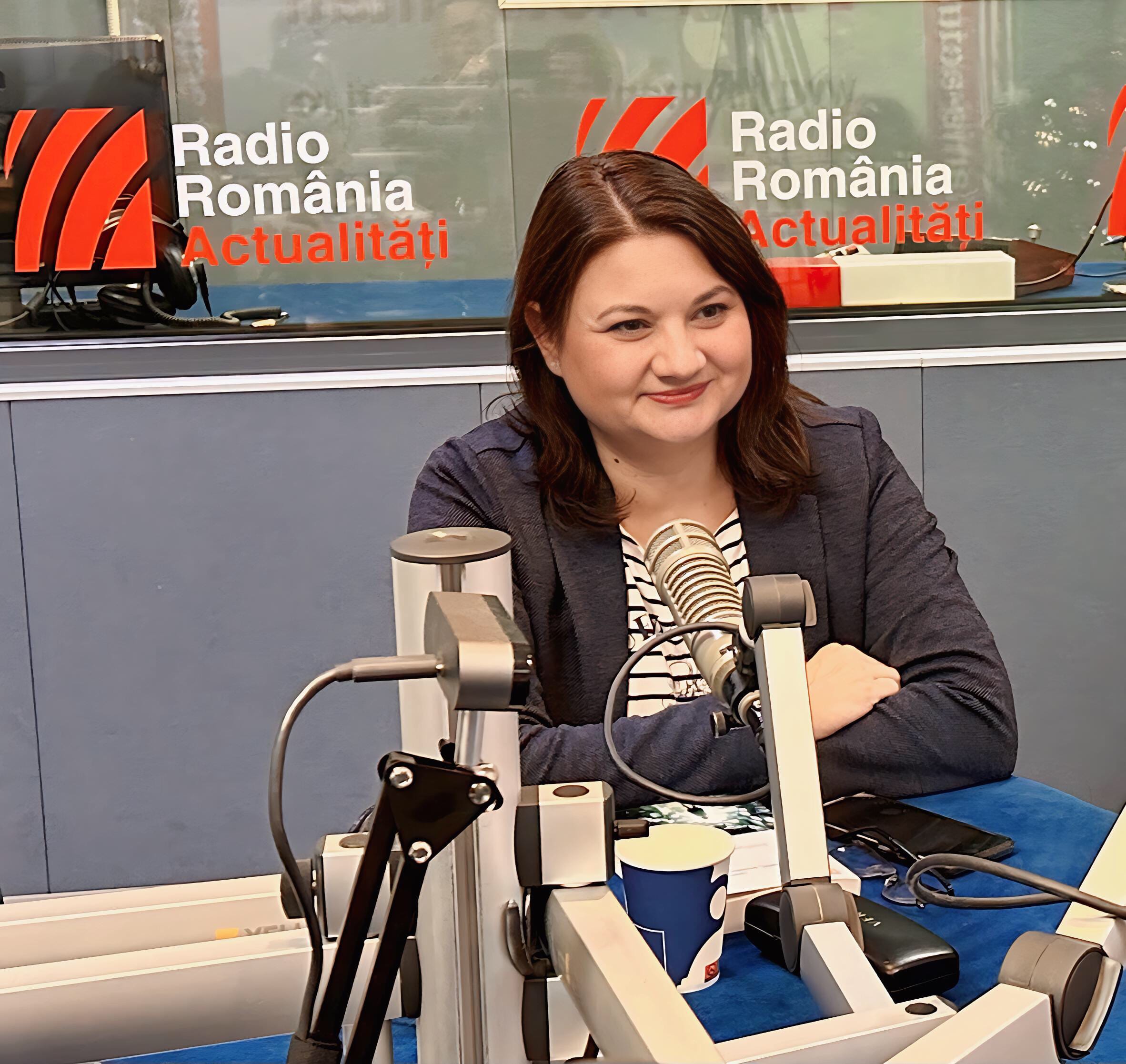 Romina Surugiu în studioul Serviciuluid de noapte cu Maria Țoghină.