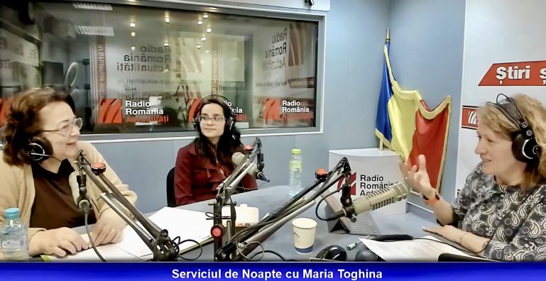 Madlen Șerban (stânga) și Ana-Maria Drăgulinescu, în studioul Serviciului de noapte, alături de realizatoarea emisiunii, Maria Țoghină.