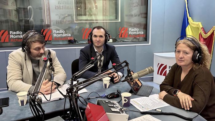 Alin Șerbănescu (stânga) și Ionuț Ciurea, în studioul Serviciului de noapte cu Maria Țoghină.