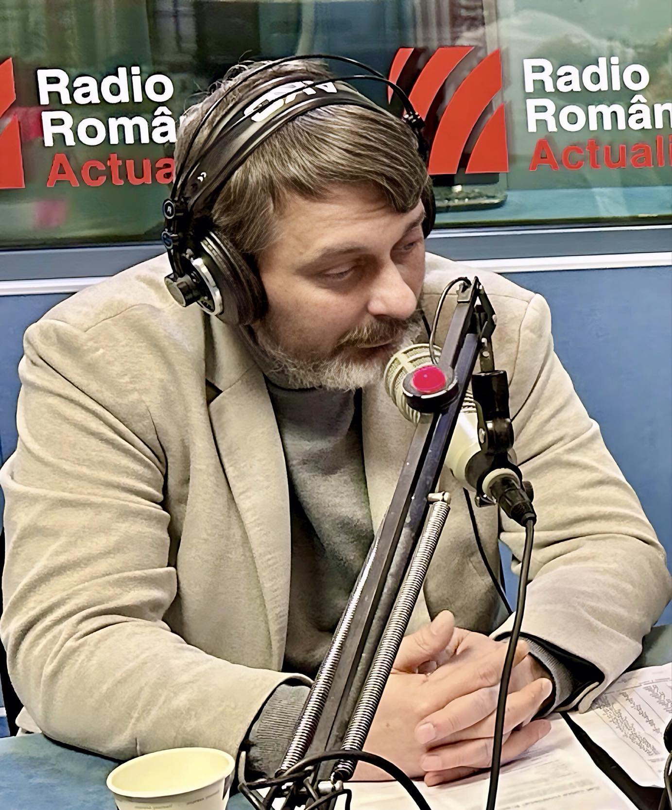 Alin Șerbănescu, în studioul Serviciului de noapte cu Maria Țoghină.