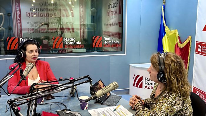 Medicul Ioana Stăncel, expert în securitate internațională, în studioul emisiunii Serviciul de noapte cu Maria Țoghină.