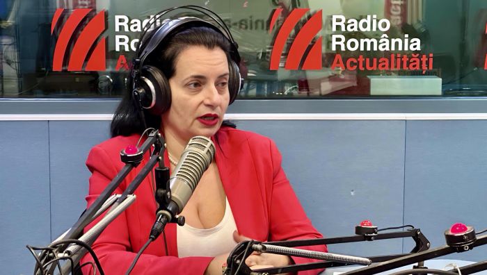 Medicul Ioana Stăncel, expert în securitate internațională, în studioul emisiunii Serviciul de noapte cu Maria Țoghină.