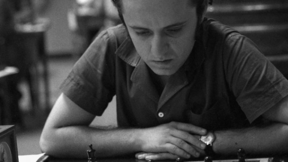 Florin Gheorghiu îîn timpul unui turneu de șah desfășurat în iunie 1971 la București.