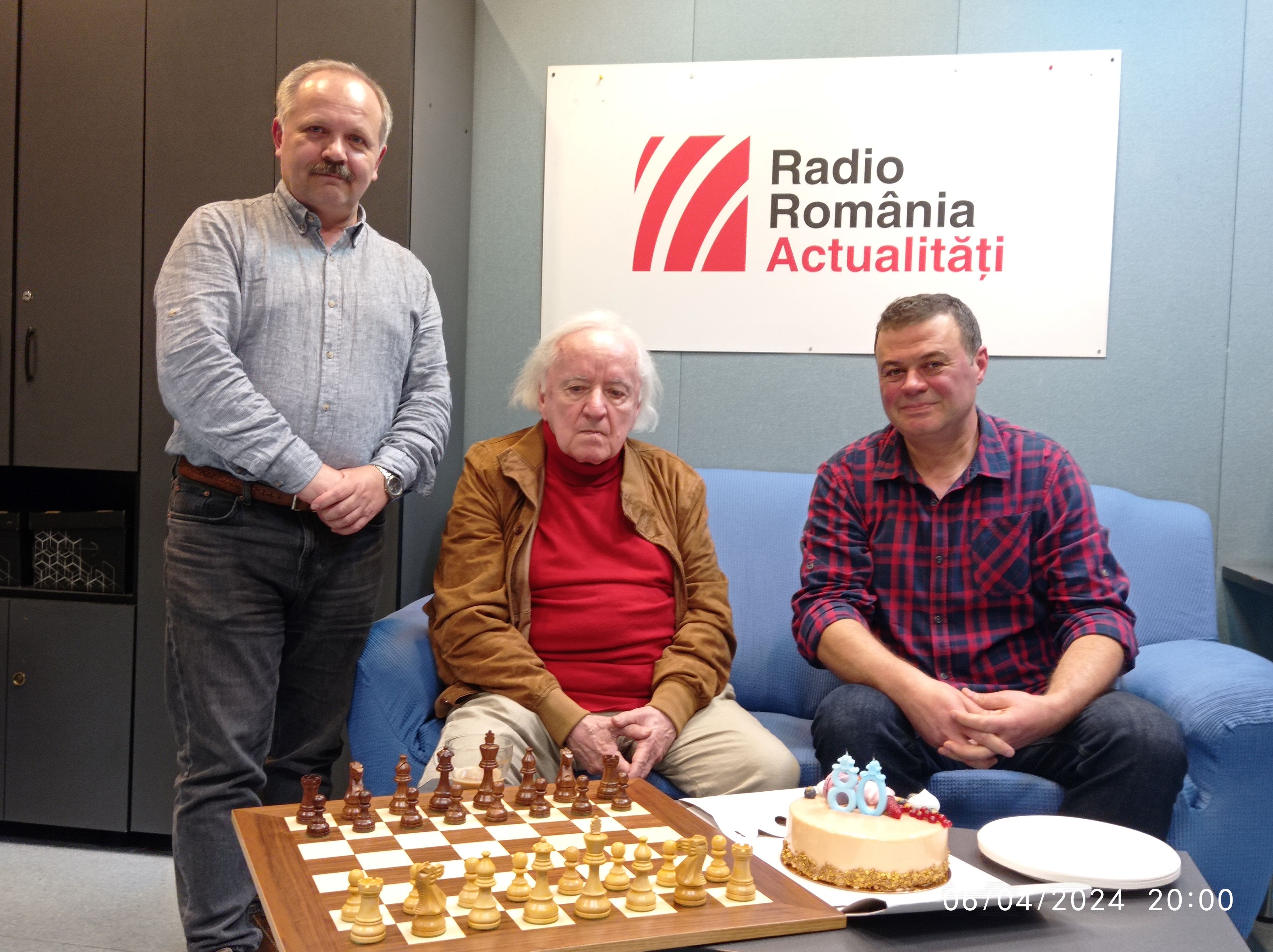 Marele maestru la șah Florin Gheorghiu flancat de realizatorii RRA Ionuț Iamandi (stânga) și Johann Pohrib, în studioul emisiunii „Arena Națională”, Radio România Actualități, București, 6 aprilie 2024.