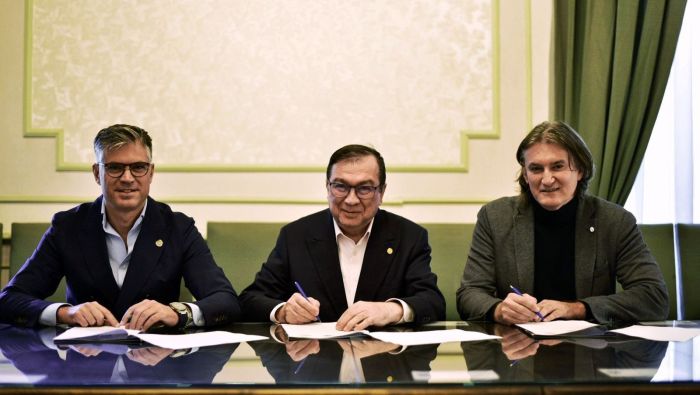 Florin Lăzărescu (stânga), Viorel Jinga, Liviu Lucaci, la semnarea Parteneriatul strategic.