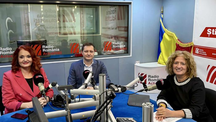 Doctor în medicină Cristina Berteanu, medic primar ATI (stânga) și dr. Dan Radu Cristian, medic primar obstretică-ginecologie, în studioul emisiunii Serviciul de noapte cu Maria Țoghină.