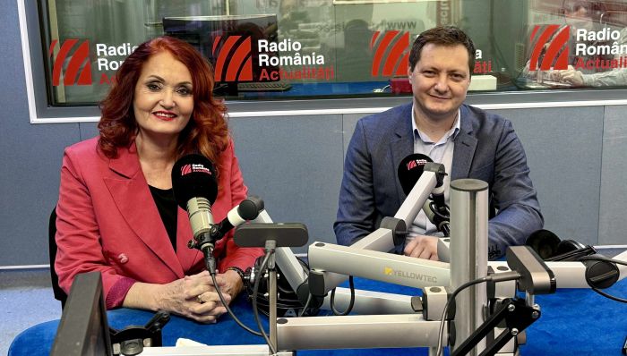 Doctor în medicină Cristina Berteanu, medic primar ATI (stânga) și dr. Dan Radu Cristian, medic primar obstretică-ginecologie, în studioul emisiunii Serviciul de noapte cu Maria Țoghină.
