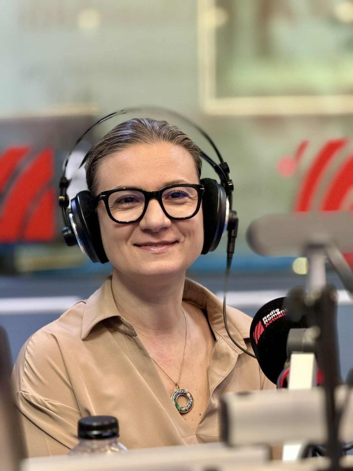 Ana-Maria Stancu, CEO al Bucharest Robots și fondatoare Robohub, în studioul emisiunii "Serviciul de noapte" cu Maria Țoghină.