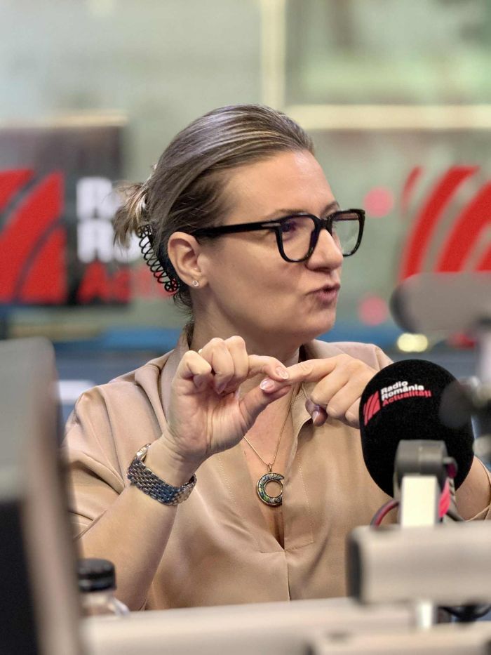 Ana-Maria Stancu, CEO al Bucharest Robots și fondatoare Robohub, în studioul emisiunii "Serviciul de noapte" cu Maria Țoghină.