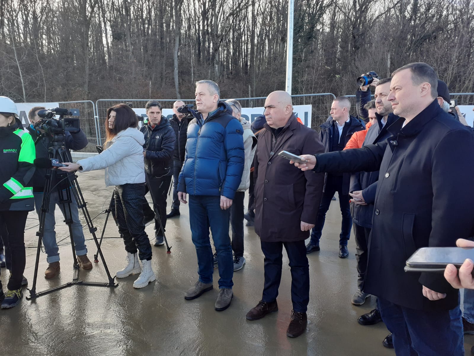 Premierul Ilie Bolojan a inspectat lucrările la Autostrada Transilvania în județul Bihor.