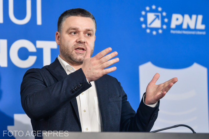 Primarul Sectorului 6, Ciprian Ciucu, candidatul PNL pentru functia de primar general al Capitalei, face declaratii de presa dupa aflarea rezultatelor exit-poll ale alegerilor locale partiale, 7 decembrie 2025.