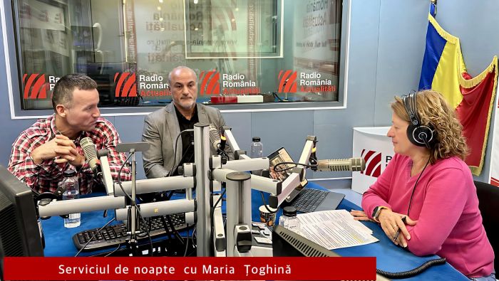 Teofil Vlad (stânga) și Mihai Dragomir, în studioul Serviciului de noapte cu Maria Țoghină.