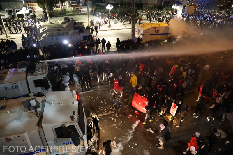 Poliția a utilizat tunuri de apă pentru dispersarea protestatarilor din capitala Ankara, 22 martie 2025.