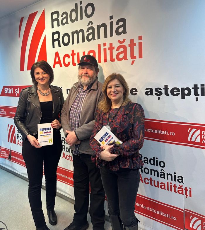 Adina Crișan-Revol, autoarea volumului "Ruperea de Rusia - Revoluția Energetică Europeană", alături de editorul Bogdan Hrib, în studioul emisiunii Românii de pretutindeni, Radio România Actualități.