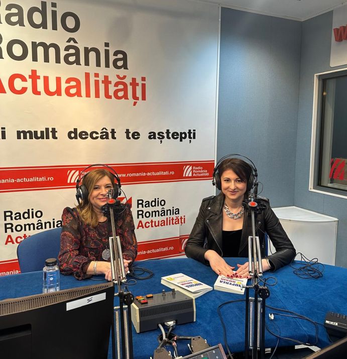 Adina Crișan-Revol, autoarea volumului "Ruperea de Rusia - Revoluția Energetică Europeană", alături de Luminița Voinea, realizatoarea emisiunii Românii de pretutindeni, Radio România Actualități.