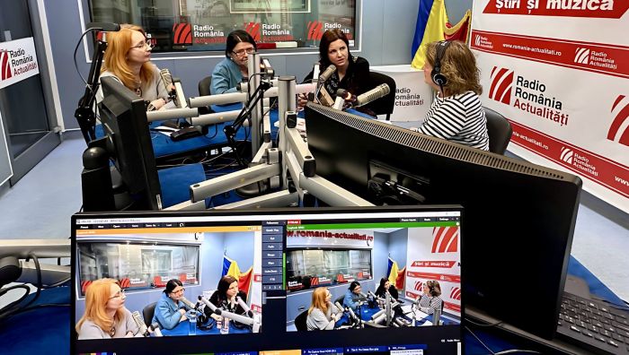 Prof. univ. dr. Georgeta Pânișoară, specialist în psihologia educației (stânga), prof. univ. dr. Camelia Popa, psihoclinician și  lector univ. Gabriela Dumitriu, psihoterapeut, la emisiunea Serviciul de noapte cu Maria Țoghină.