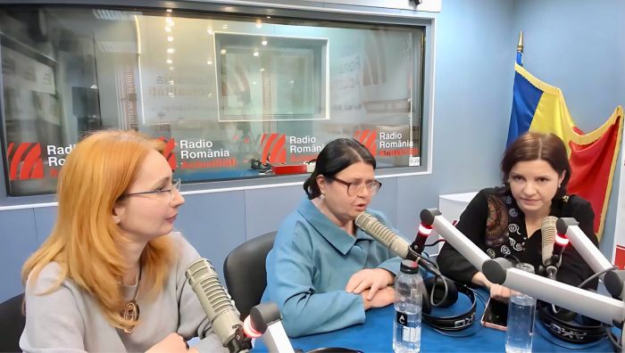Prof. univ. dr. Georgeta Pânișoară, specialist în psihologia educației (stânga), prof. univ. dr. Camelia Popa, psihoclinician și lector univ. Gabriela Dumitriu, psihoterapeut, la emisiunea Serviciul de noapte cu Maria Țoghină.