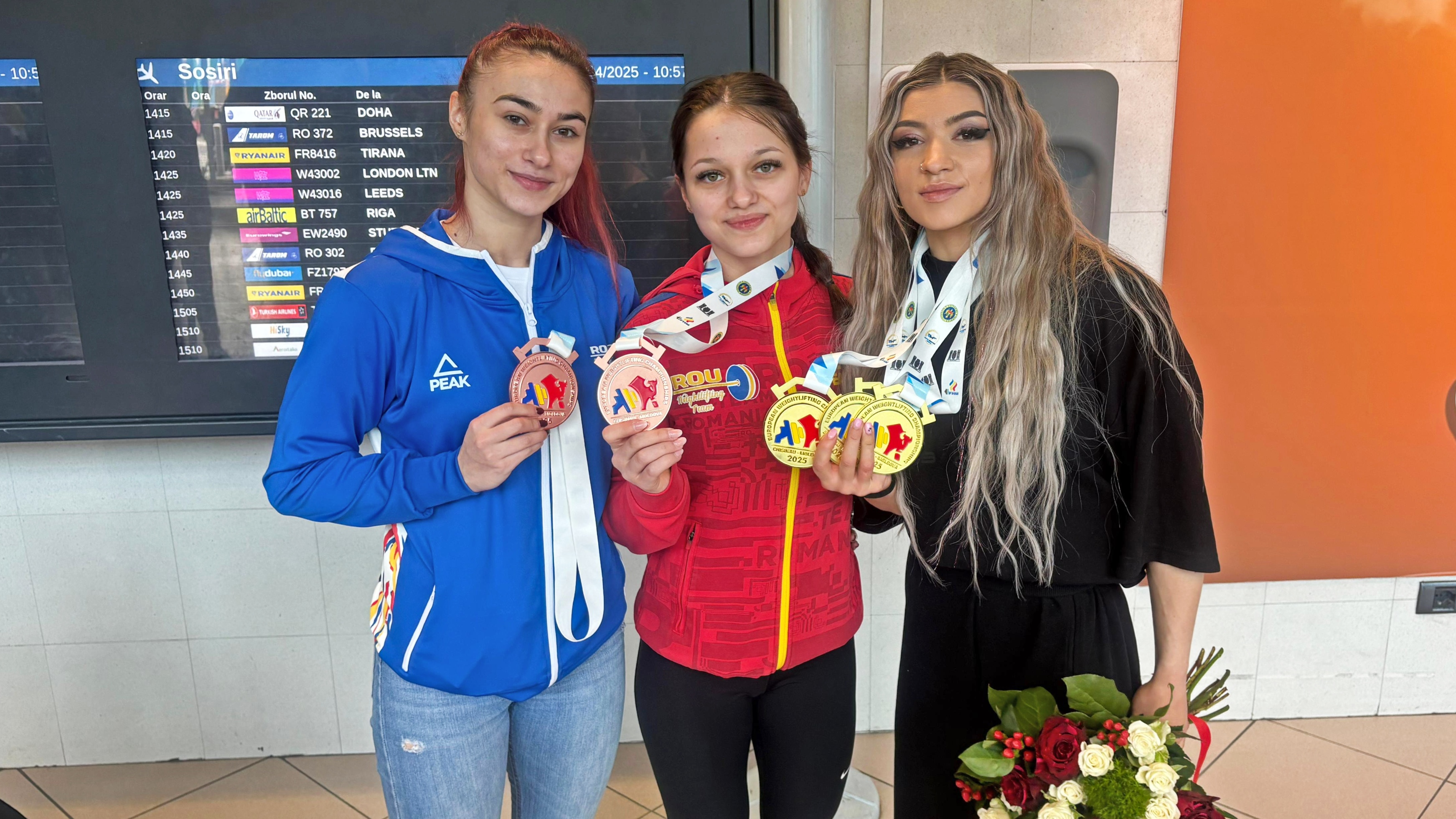 De la stânga la dreapta: Cosmina Pană, Ioana Miron și Mihaela Cambei, medaliate la Europenele de haltere de la Chișinău