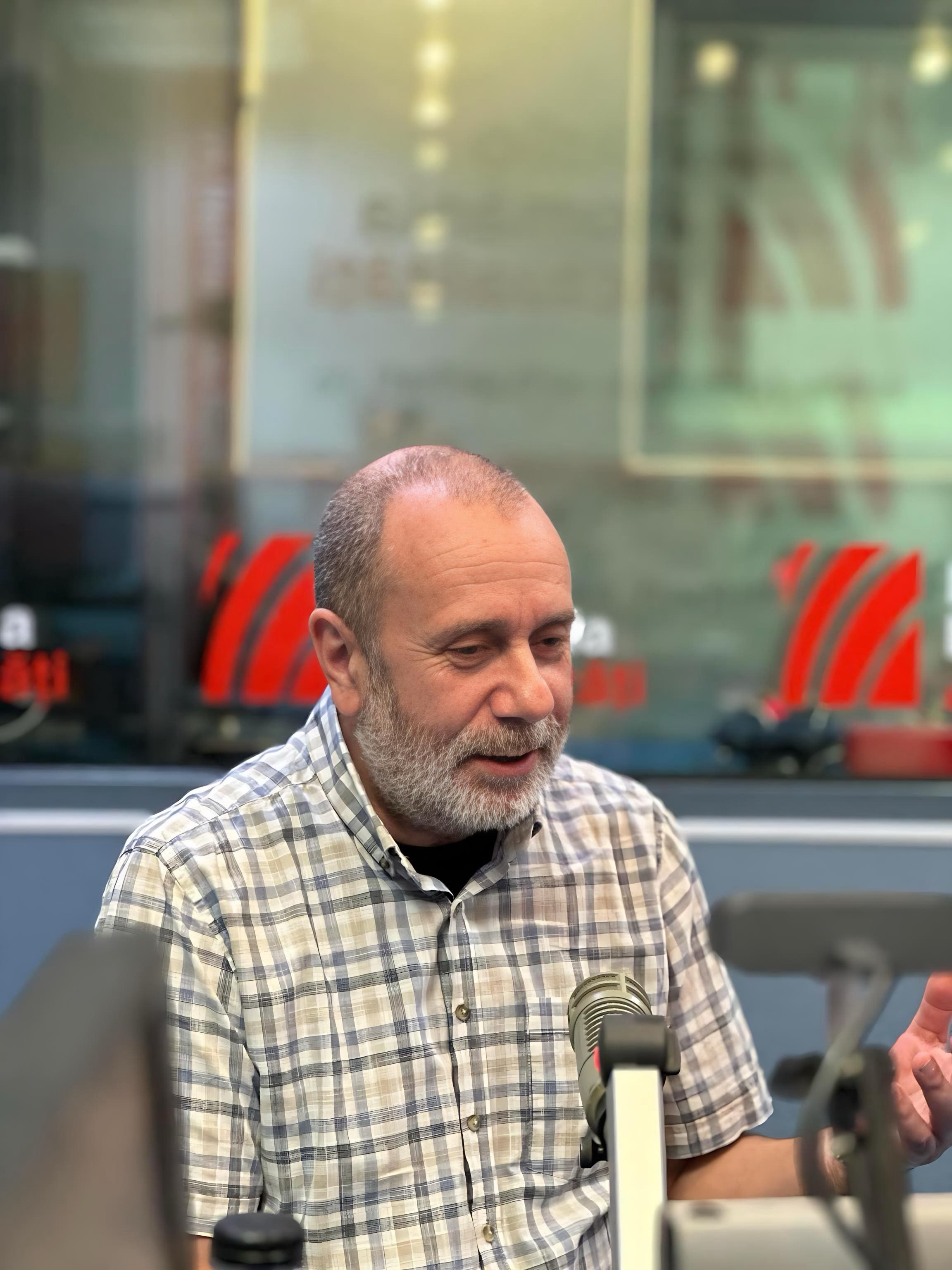 Regizorul Șerban Georgescu, în studioul emsiunii Serviciul de noapte cu Maria Țoghină.