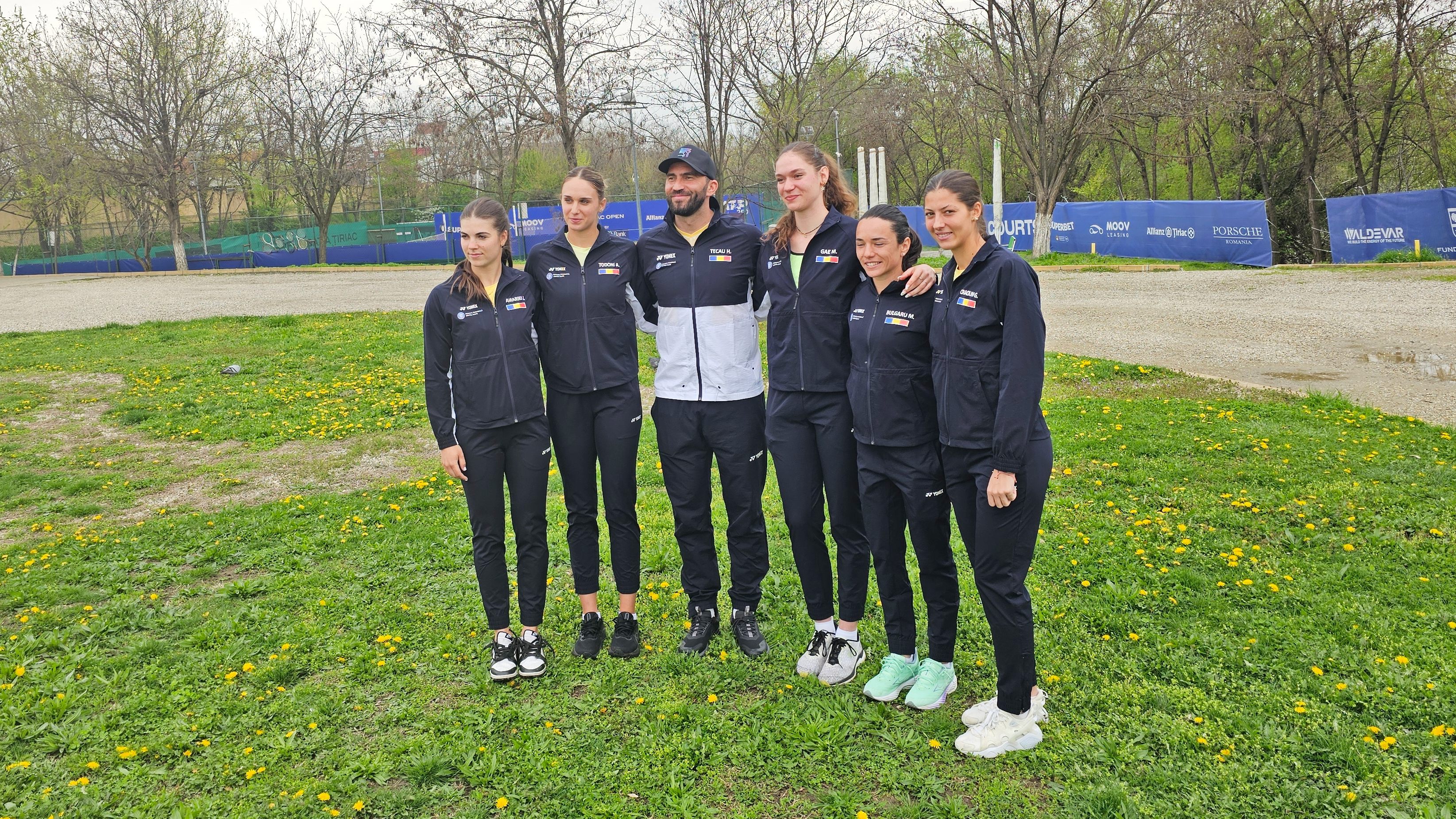 De la stânga la dreapta: Ilinca Amariei, Anca Todoni, Horia Tecău, Mara Gae, Miriam Bulgaru și Georgia Crăciun