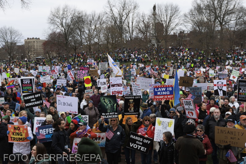 Mii de oameni s-au adunat pe Boston Common pe 5 aprilie 2025, în cadrul unui protest național „Hands Off” împotriva președintelui Trump și a lui Elon Musk.
