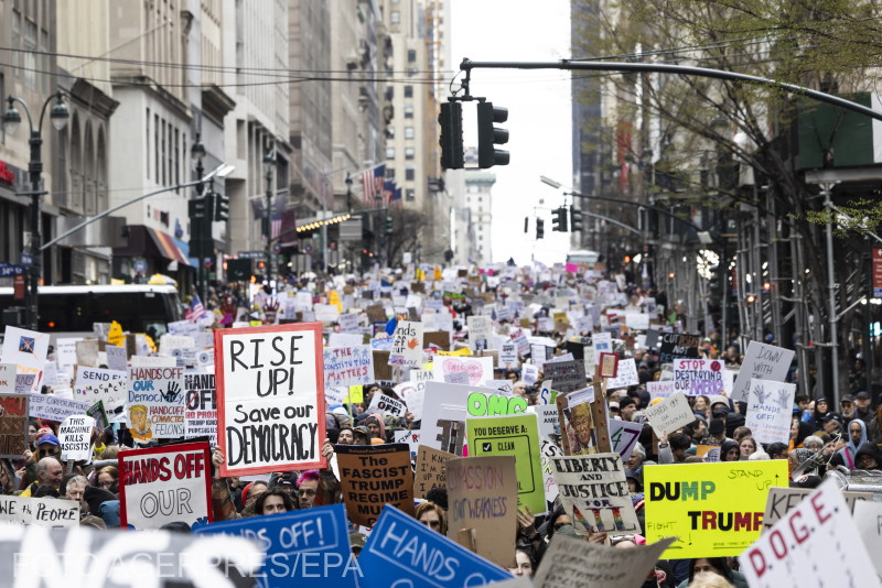 Oamenii au mărșăluit pe Fifth Avenue, pe 5 aprilie 2025, protestând împotriva președintelui Trump și a politicilor administrației sale, în New York.